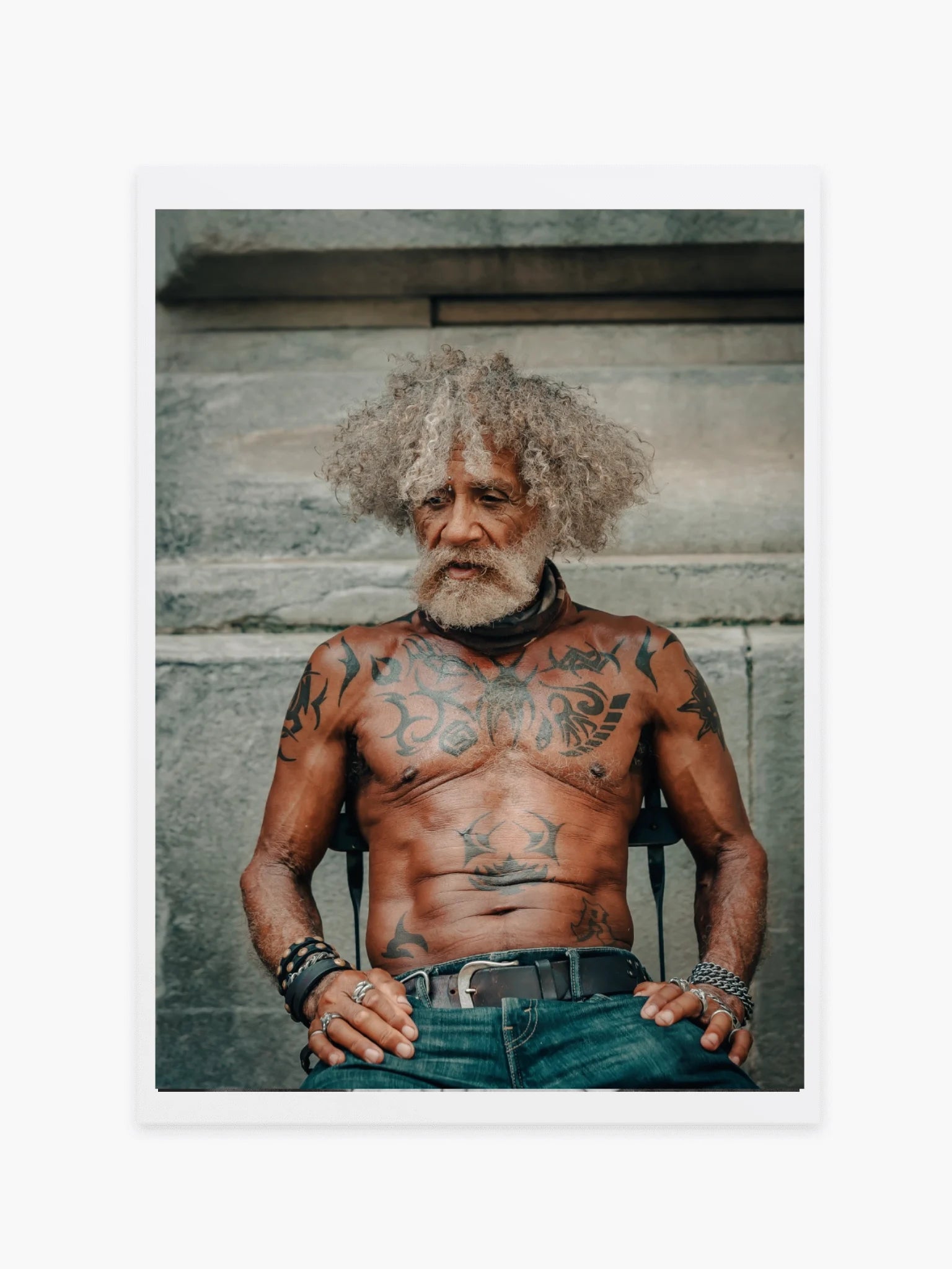 ダニエル・フェザーストーンによるタトゥーを入れた男性の肖像画