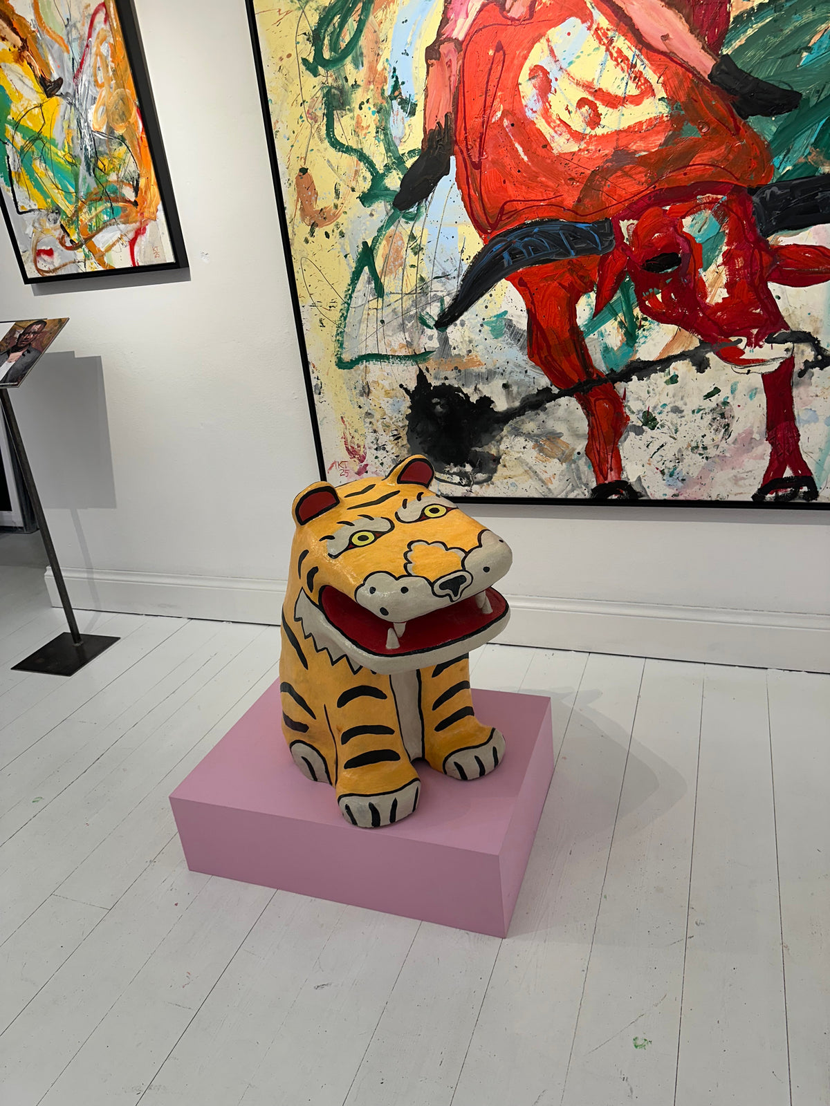 Stoneware tiger by Julia Staflund on a pink plinth in the gallery