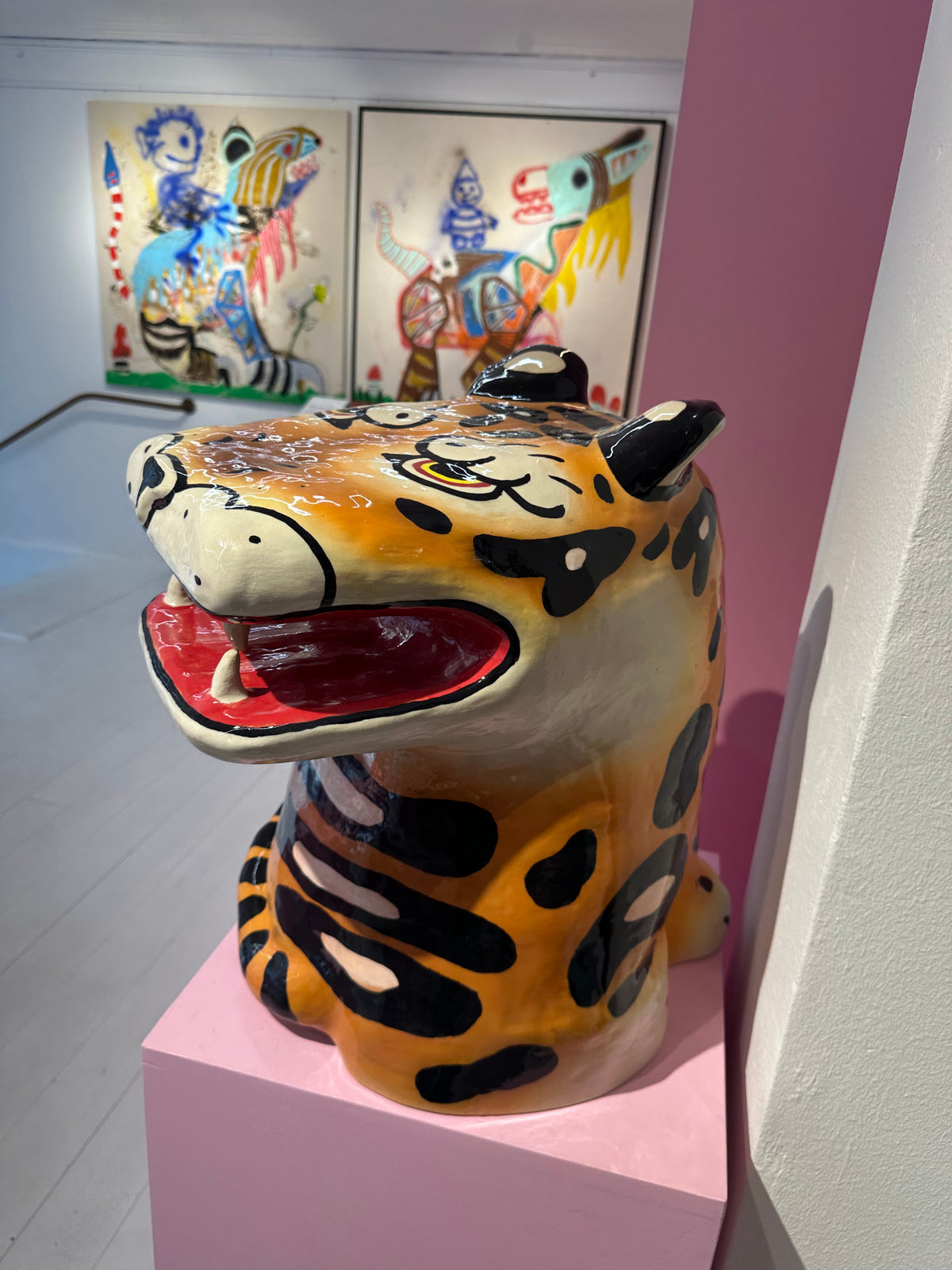 Stoneware leopard by Julia Staflund on a pink plinth in the gallery