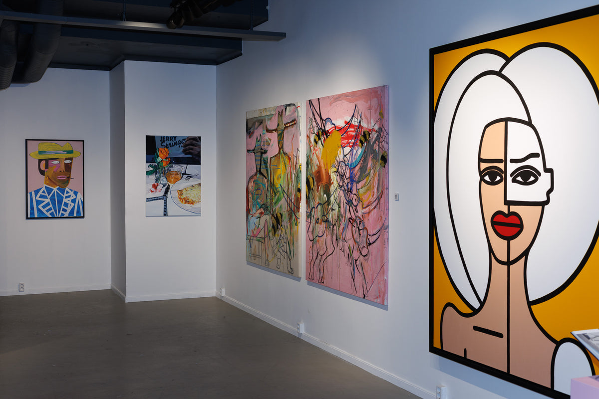 Mankovsky Gallery Stockholm: utställningsvägg med målningar och ett stort porträtt i gult