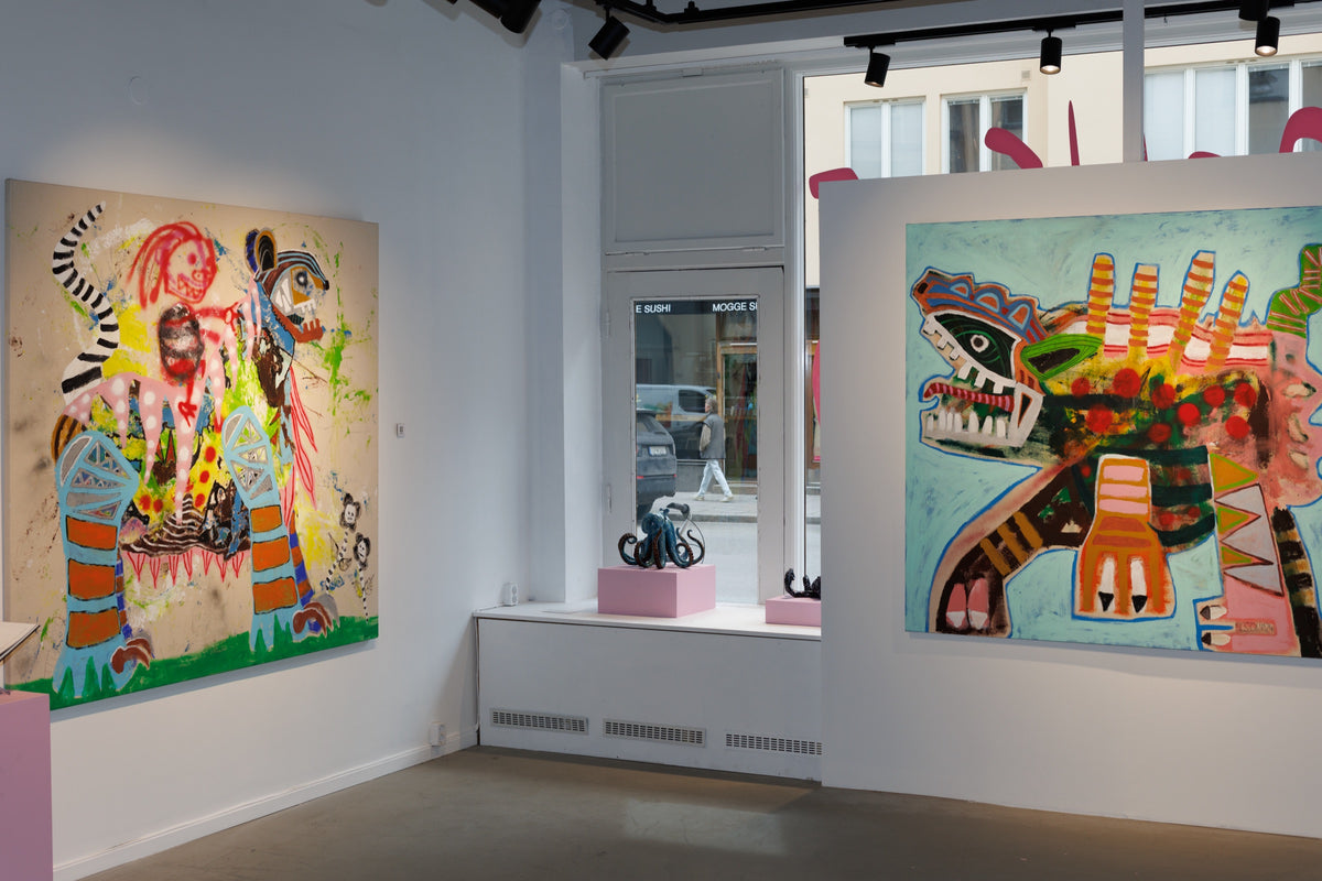 Mankovsky Gallery Stockholm: galleirum mot Linnégatan med målningar och skulpturer i fönstret